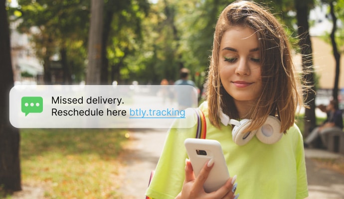 문자 메시지 및 통화 보호 - 휴대폰 메시지를 확인하고 있는 여성