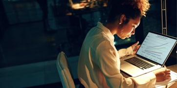 노트북 앞에 앉아 있는 여성