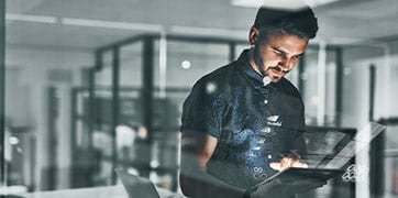 태블릿 장치를 사용 중인 남성