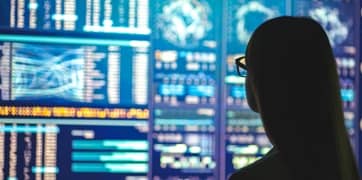 화면의 데이터를 보고 있는 사람